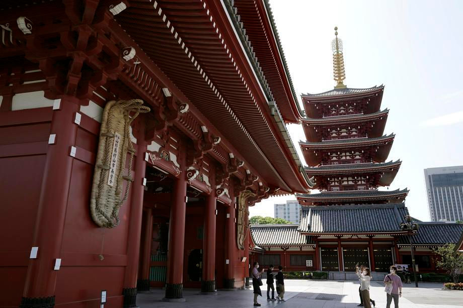   Người dân đến thăm đền Sensoji tại Asakusa, một địa điểm tham quan ở Tokyo, Nhật Bản.  