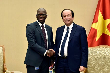 Bộ trưởng, Chủ nhiệm Văn phòng Chính phủ Mai Tiến Dũng và ngày Ousmane Dione, Giám đốc Quốc gia Ngân hàng thế giới tại Việt Nam. Ảnh VGP