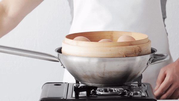 Nếu dùng phương pháp hấp, sẽ mất 10 phút để bạn có được những quả trứng lòng đào.