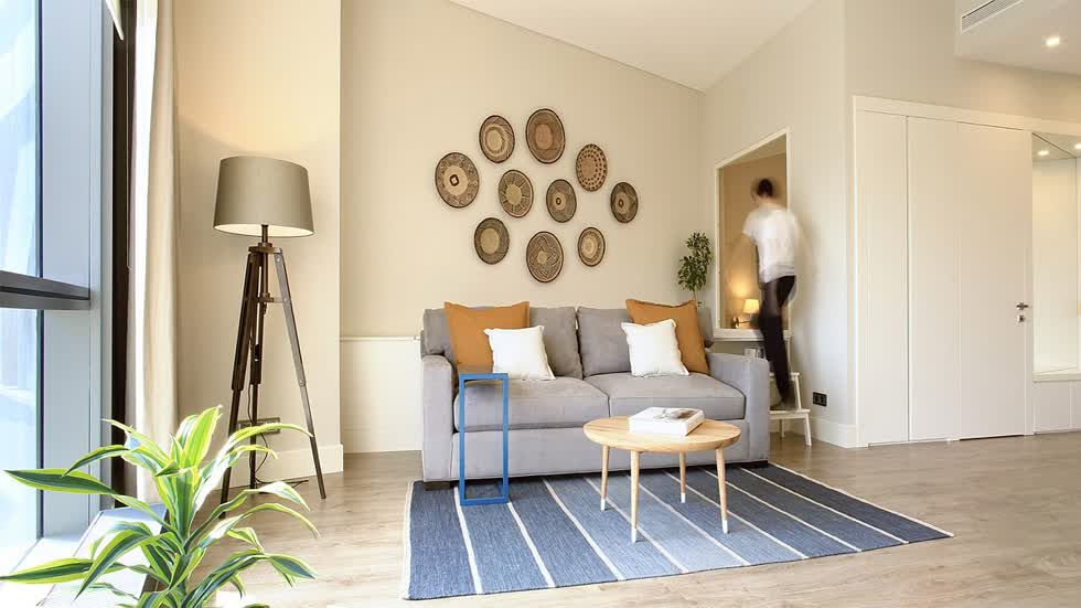 Phòng khách của căn hộ đã được cải tạo tràn ngập màu xanh và trắng cùng với ánh sáng tự nhiên giúp chủ nhà có cảm thấy rộng rãi hơn.