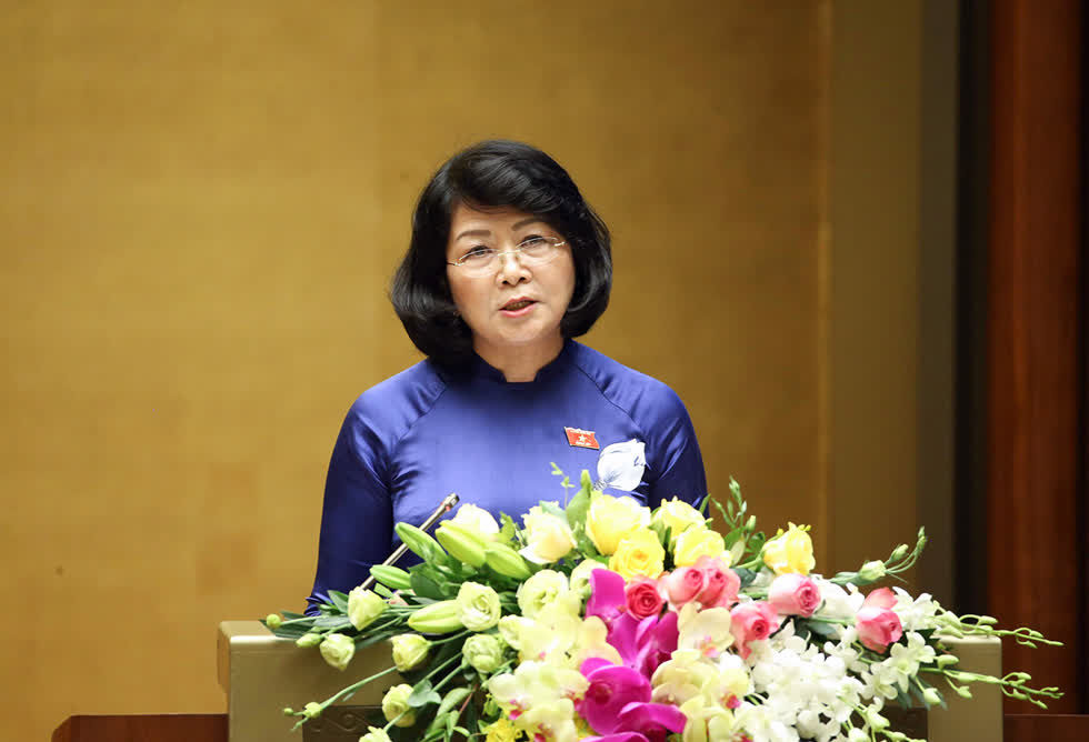 Phó Chủ tịch nước Đặng Thị Ngọc Thịnh đã trình bày Tờ trình của Chủ tịch nước về việc đề nghị Quốc hội phê chuẩn Hiệp định EVFTA và Hiệp định EVIPA. Ảnh: VGP