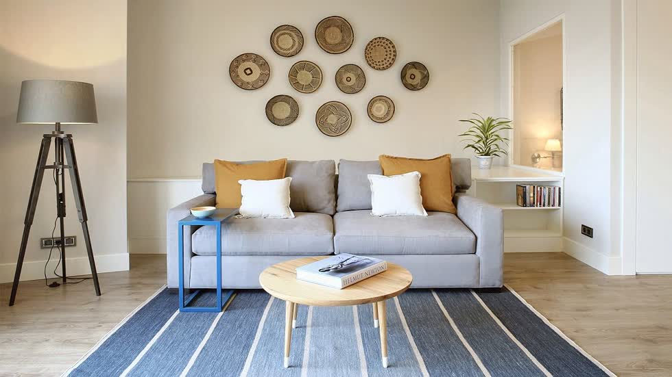 Bộ bàn ghế Sofa trong phòng khách có thể làm thành chiếc giường khi cần một cách dễ dàng.