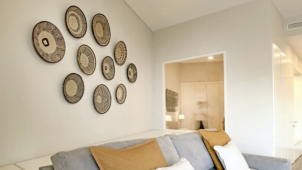 Ý tưởng trang trí tường độc đáo cho phòng khách nhỏ màu trắng và xanh.
