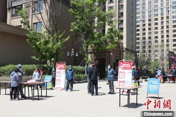 Lực lượng y tế Cát Lâm lập chốt kiểm tra sức khỏe tại lối vào các khu chung cư. Ảnh: Chinanews.