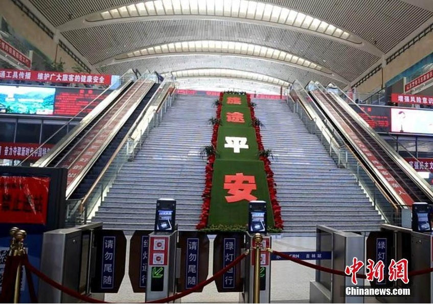   Trái ngược với cảnh tái mở cửa đang diễn ra trên toàn Trung Quốc, các thành phố ở tỉnh Cát Lâm đã dừng hoạt động các chuyến tàu, xe buýt, đóng cửa nhiều trường học và cách ly hàng chục nghìn người. Ảnh chụp tại ga tàu cao tốc Cát Lâm không một bóng người do lệnh hạn chế đi lại. Ảnh: Chinanews.  