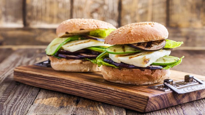     Planet Green là nhà hàng chay ở Thâm Quyến, bắt đầu đưa ra các loại burger với thịt làm từ thực vật với giá 88 tệ, khoảng 290.000 đồng, trong khi giá một phần burger ở các chuỗi thức ăn nhanh chỉ 10 – 50 tệ. Từ khi giới thiệu sản phẩm mới, Planet Green đã bán trên 10.000 burger các loại thịt mới chỉ trong ba tháng đầu. 