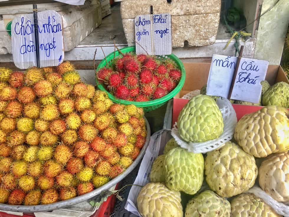 Các loại trái cây nhập khẩu từ Thái Lan như mãng cầu, chôm chôm, xoài,... được bày bán khá dồi dào trên thị trường.