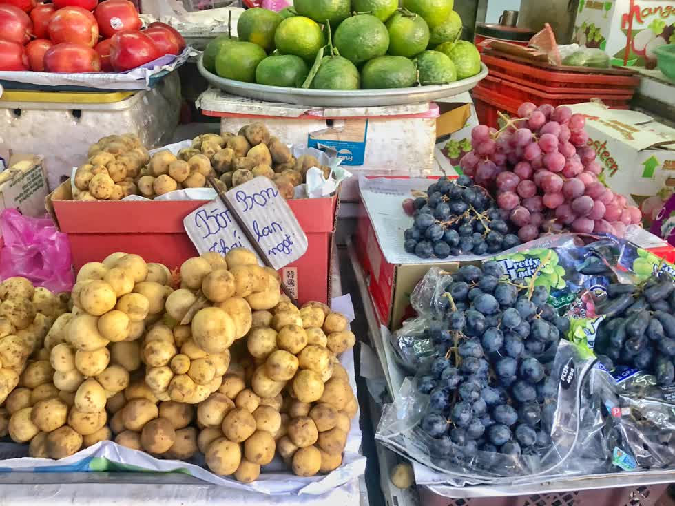 Mặc dù có giá cao hơn từ 15.000-20.000 đồng/kg nhưng trái cây nhập khẩu từ Thái vẫn được người tiêu dùng ưu chuộng.