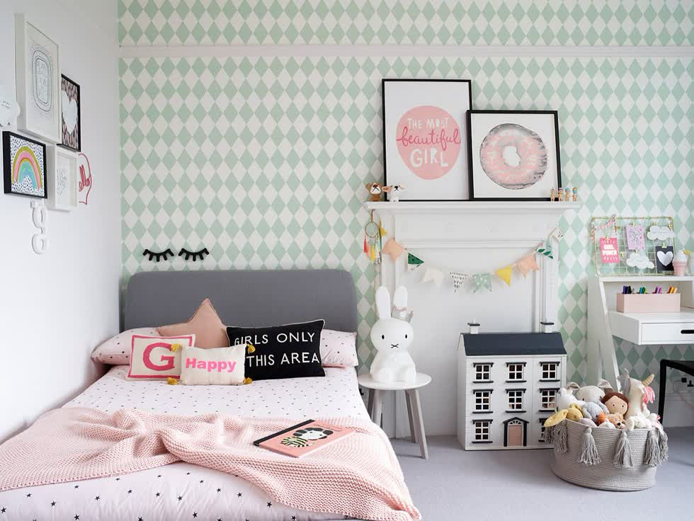   Sắc hồng nhẹ nhàng từ ga gối và tranh treo tường mang đến vẻ đẹp tươi mới, hiện đại cho phòng ngủ con gái phong cách Scandinavian.  