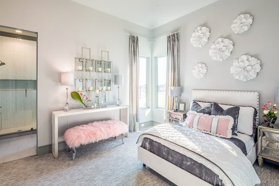   Màu hồng pastel trở thành điểm nhấn tinh tế cho phòng ngủ màu trắng - xám chủ đạo.  
