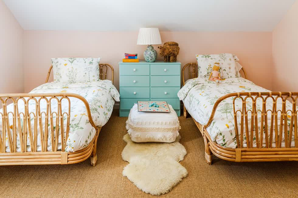   Phòng ngủ chung của hai cô con gái được bài trí đơn giản với tông màu pastel nhẹ nhàng.  