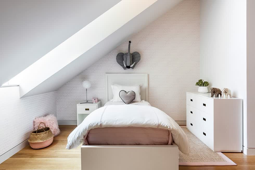   Phòng ngủ hiện đại màu trắng trên gác mái với một chút màu hồng pastel.  