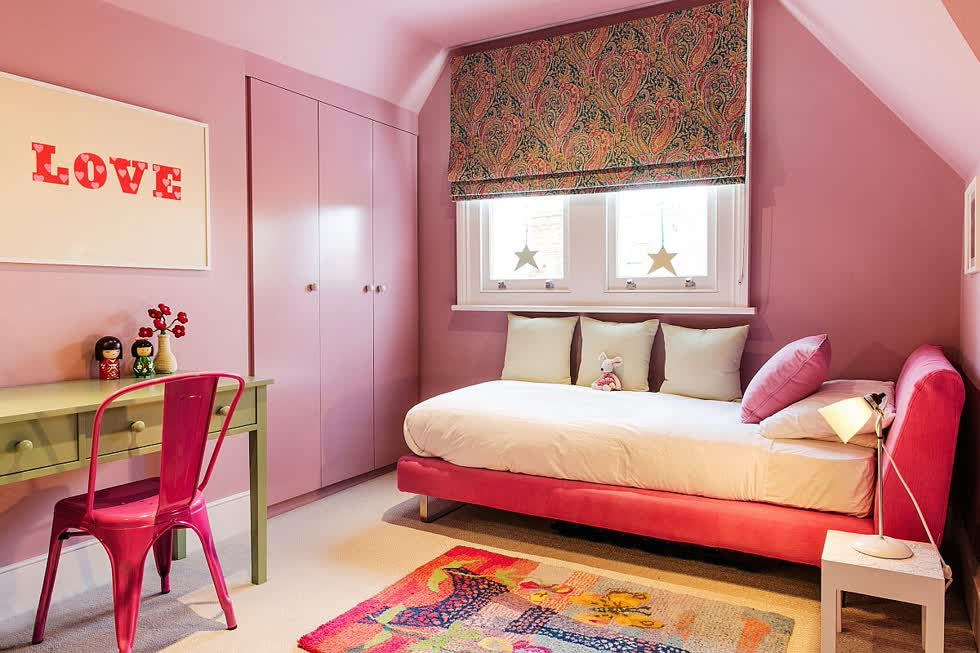   Trong phòng ngủ mang hơi hướng phong cách Shabby chic này, màu hồng được sử dụng tinh tế với nhiều sắc độ khác nhau.  