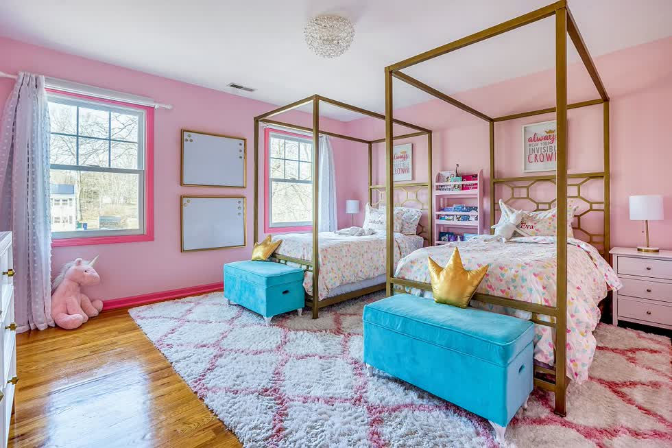   Phòng ngủ con gái phong cách đương đại cực quyến rũ với sắc hồng phấn nhẹ nhàng.  