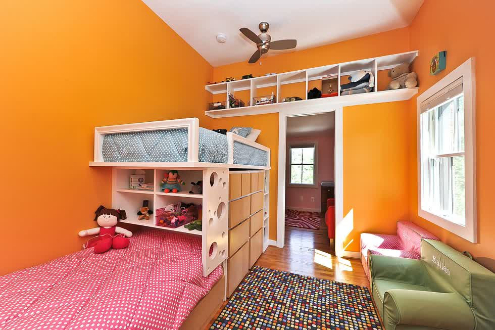   Phòng ngủ con gái như sáng bừng với những bức tường màu cam 