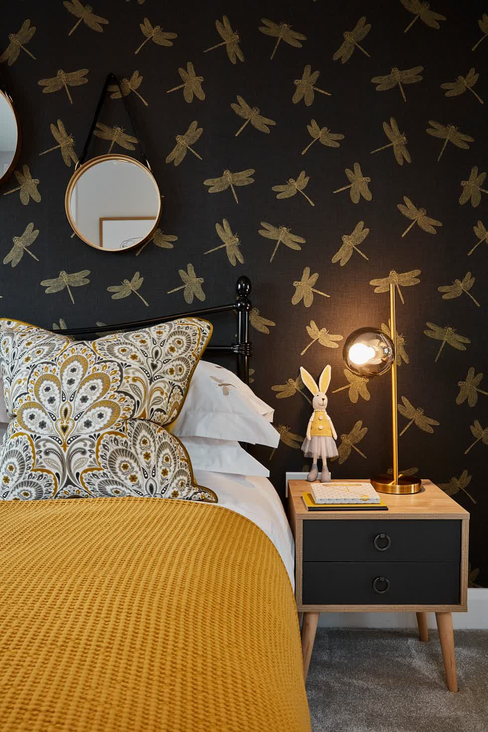   Sắc vàng - đen là phông nền được yêu thích cho phòng ngủ đương đại.  