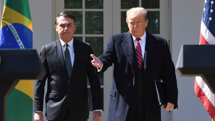 Tổng thống Mỹ Donald Trump đến tham dự cuộc họp báo chung với Tổng thống Brazil Jair Bolsonaro tại Vườn hồng tại Nhà Trắng vào ngày 19/3/2019 tại Washington, DC. Ảnh AFP.