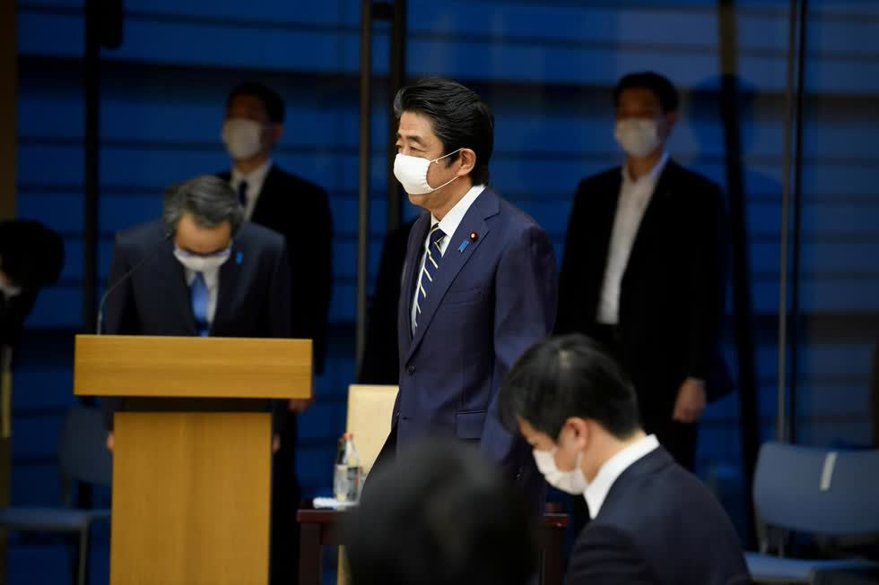   Thủ tướng Nhật Bản Shinzo Abe đeo khẩu trang bảo vệ trong một cuộc họp báo khi sự lây lan của bệnh COVID-19 tiếp tục diễn ra tại Tokyo, Nhật Bản, ngày 14/5. Ảnh: Reuters.  