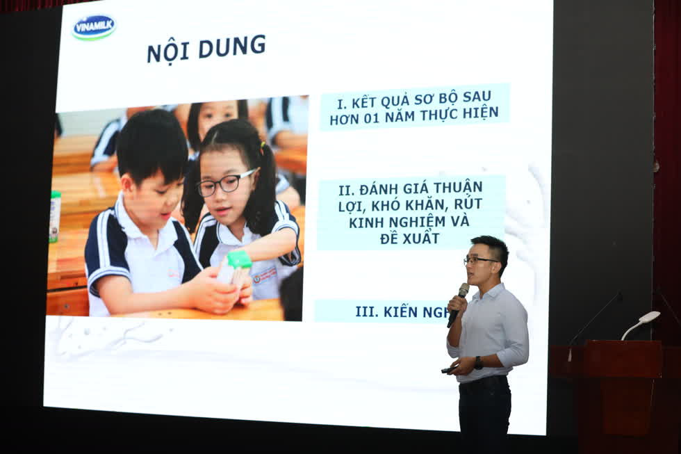 Ông Nguyễn Quang Thái, Giám đốc Phát triển Hoạt động Cộng đồng Vinamilk báo cáo về việc triển khai chương trình sữa học đường trong thời gian vừa qua tại Hà Nội.