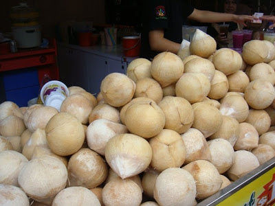Dừa xiêm Thái có vị ngọt và mát hơn so với các loại dừa khác trong nước.