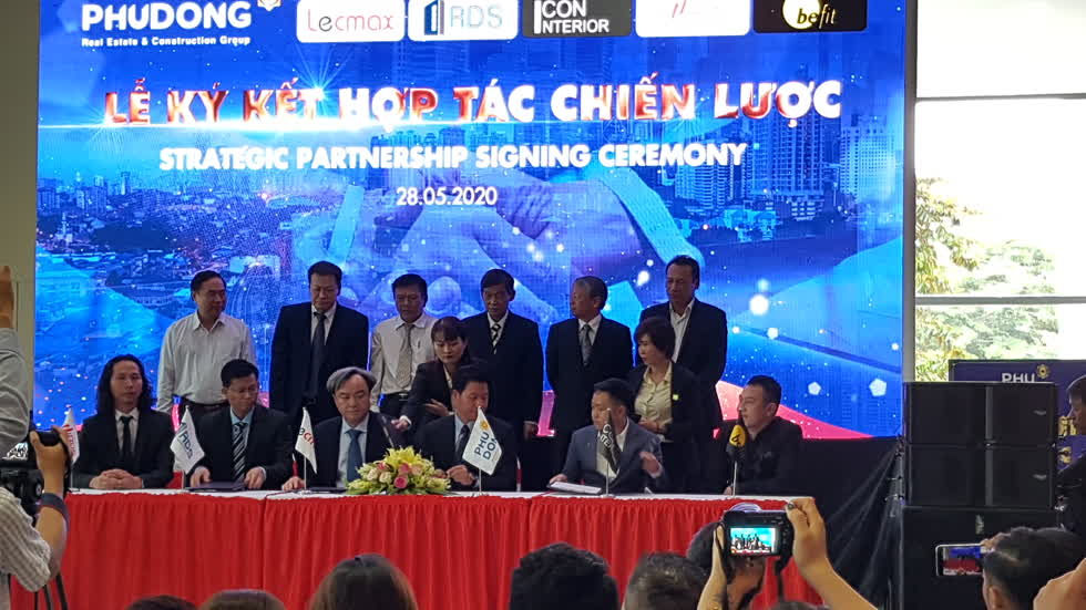 Phú Đông Group ký kết chiến lược đầu tư cùng các đối tác - Ảnh: Cẩm Viên. 