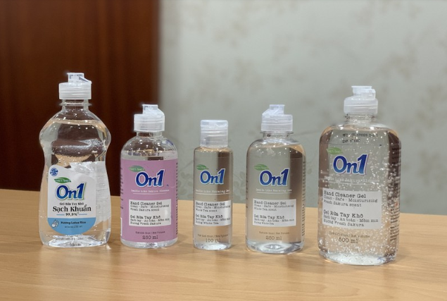 Với nhãn mới (4 chai bên phải), sản phẩm gel On1 đã thay nhãn mác mới, không còn dòng chữ “sạch khuẩn 99,9%” như sản phẩm cũ (bên trái).  Ảnh: PL.