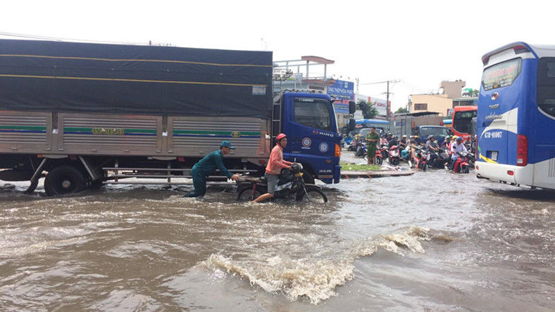Vòng xoay An Lạc (quận Bình Tân) là nút giao thông quan trọng cửa ngõ phía tây TP.HCM. Tuy nhiên, hễ mưa lớn, khu vực lại ngập sâu, giao thông ùn ứ. Ảnh: Thanh Niên