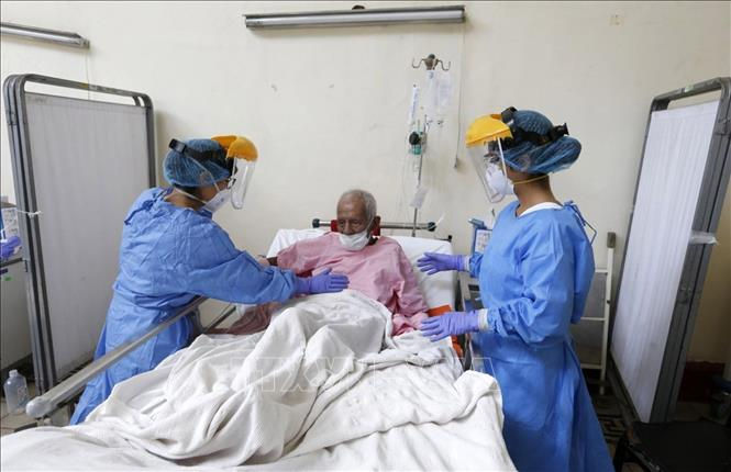 Nhân viên y tế chăm sóc bệnh nhân COVID-19 tại bệnh viện ở Lima, Peru, ngày 15/4. Ảnh: TTXVN