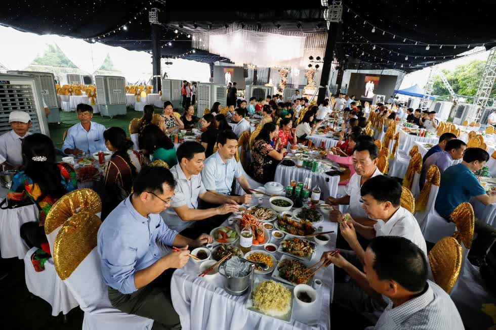     Cuối tuần vừa qua, người thân đã cùng nhau đến Hà Nội dự tiệc cưới của một tiếp viên hàng không của và một doanh nhân ngành hàng không. Ảnh: Reuters. 