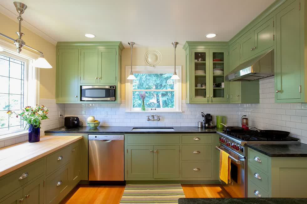   Tủ màu xanh lá cây trong nhà bếp thêm màu sắc mà không làm cho nó quá sáng.  