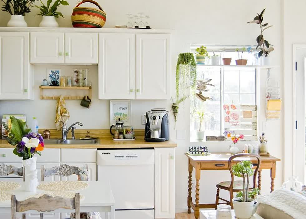   Trồng cây trong nhà mang lại màu xanh cho nhà bếp hiện đại này với màu trắng với phong cách thư thái.  