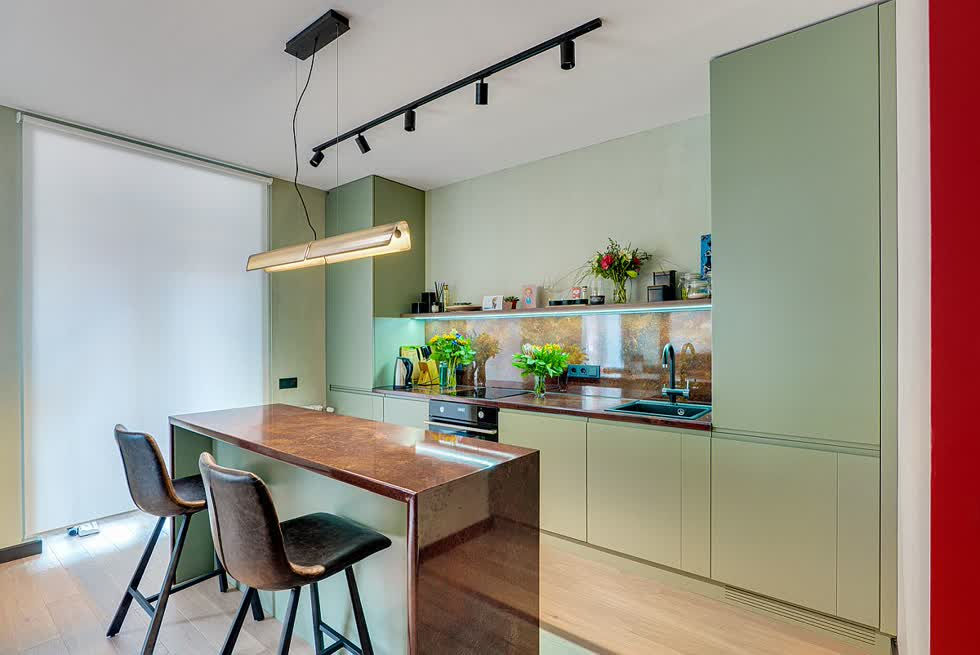   Màu xanh nhạt hơn với màu sơn mờ tạo cảm giác như một màu trung tính được thêm vào nhà bếp.  