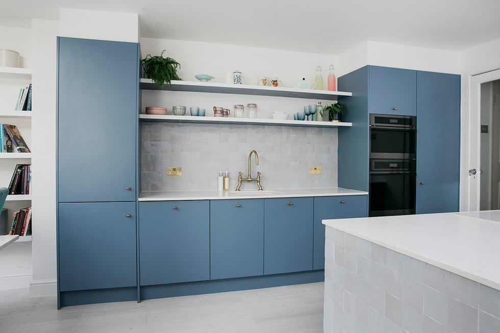   Màu trắng kết hợp với màu xanh nhạt trong nhà bếp tạo phong cách hiện đại và ánh sáng đáng yêu.  