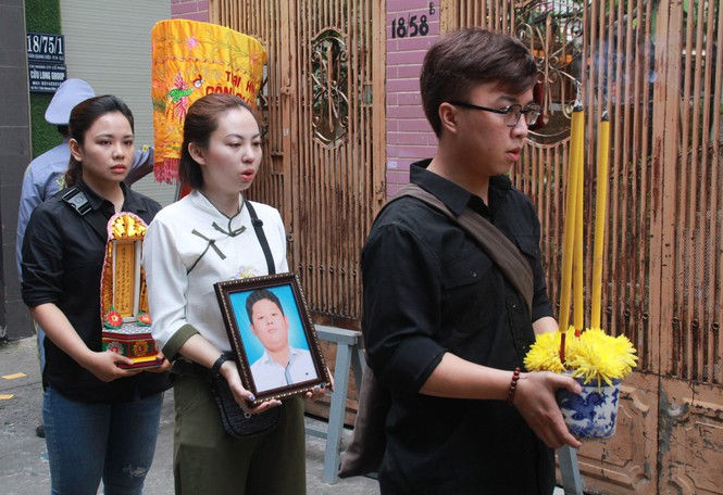 Gia đình đưa linh cữu học sinh Nguyễn Trung Kiên đến nơi an táng. Ảnh: Tiền Phong.