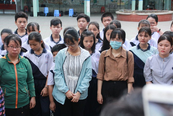 Thầy cô và bạn bè trường THCS Bạch Đằng lặng lẽ đứng trước cổng trường tiễn em Kiên. Ảnh: Tiền Phong