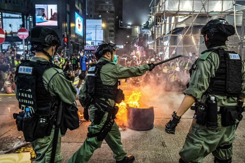   Cảnh sát ngăn chặn những người biểu tình ở đường ở Mong Kok vào ngày 27 tháng 5. Ảnh: AFP  