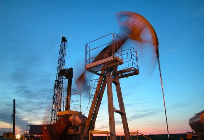 Giá dầu thô tăng mạnh phiên cuối tuần, vượt mốc 35 USD/thùng
