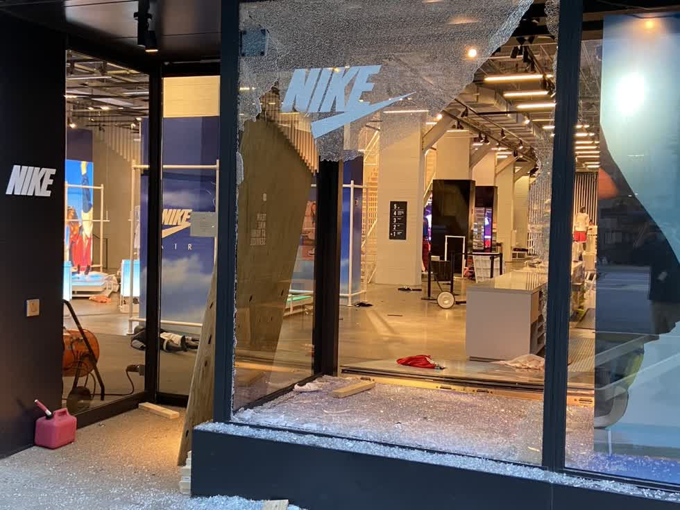   Cửa hàng Nike bị người biểu tình đột nhập và lấy cắp hết đồ. Ảnh: LA Times.  