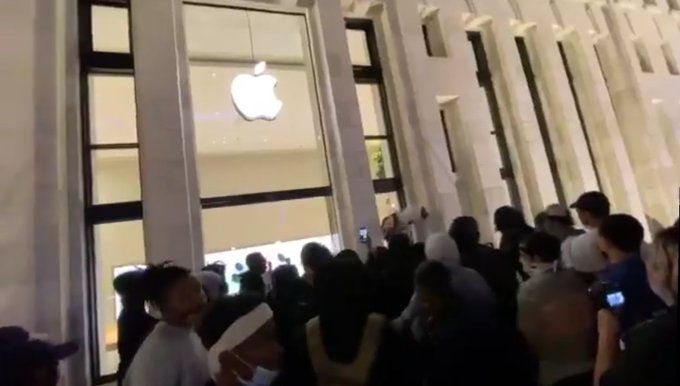 Cửa hàng Apple tại Minneapolis không còn một sản phẩm nào sau khi bị người biểu tình xông vào lấy cắp. Ảnh: Apple. 