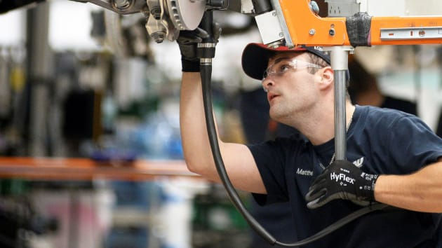     Một công nhân làm việc tại cơ sở sản xuất của BMW ở Greer, South Carolina, ngày 4/11/2019. Ảnh: Reuters. 