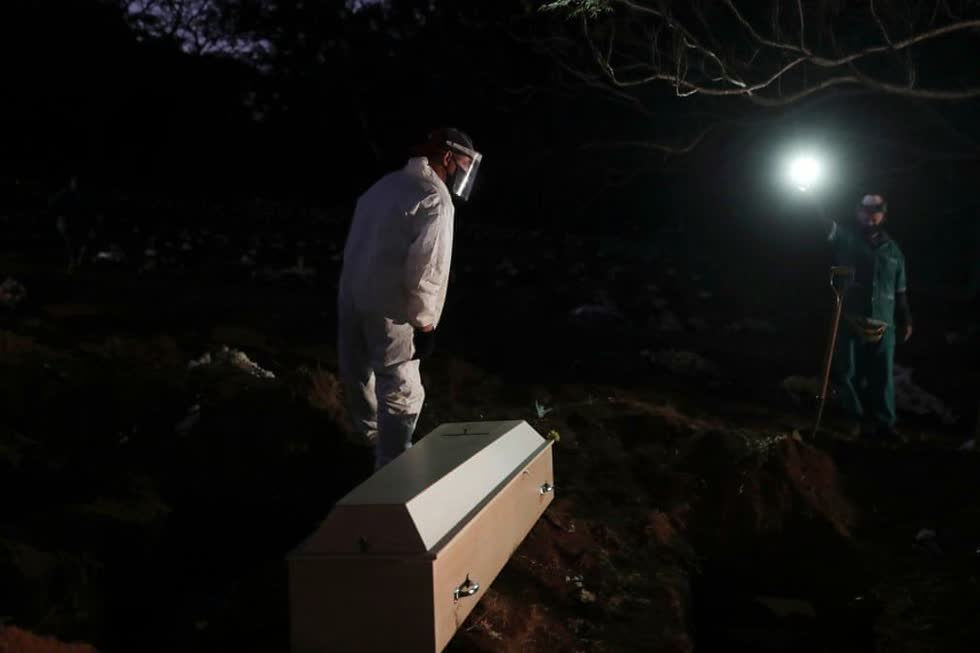 Một người đào mộ chuẩn bị chôn cất nạn nhân COVID-19, tại nghĩa trang Vila Formosa - nghĩa trang lớn nhất Brazil, Sao Paulo, Brail. Nguồn: Reuters.