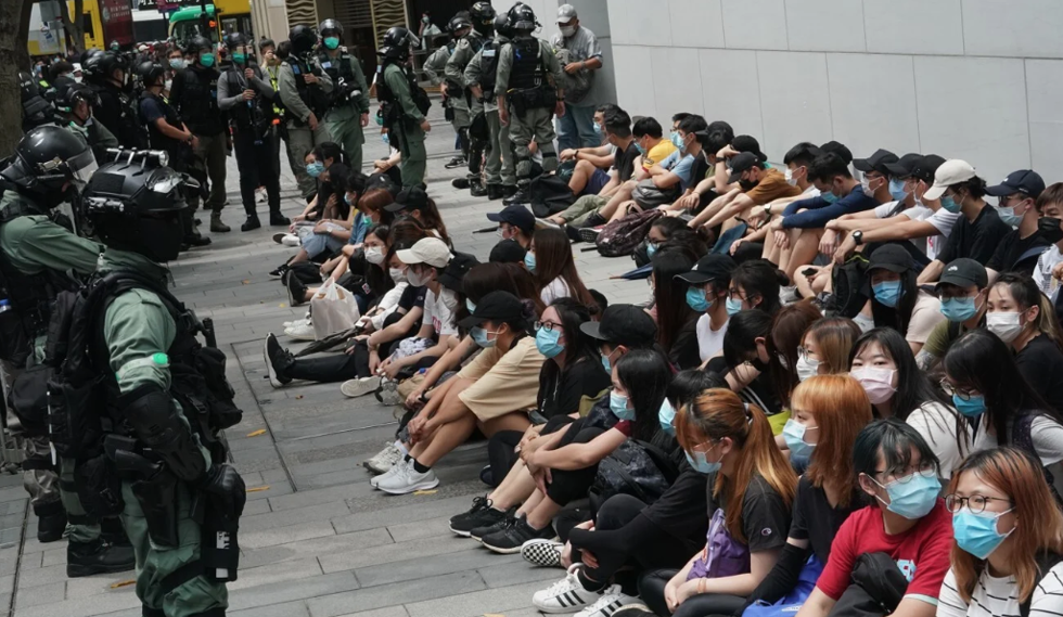   Những người biểu tình ở Hồng Kông bị cảnh sát giam giữ ngày 27/5. Ảnh: SCMP  