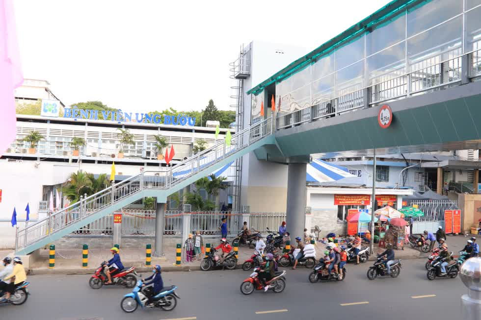 Cầu bộ hành trước Bệnh viện Ung bướu, quận Bình Thạnh là một trong những cầu bộ hành hiện đại nhất TP.HCM hiện nay. Ảnh: Tri Thức