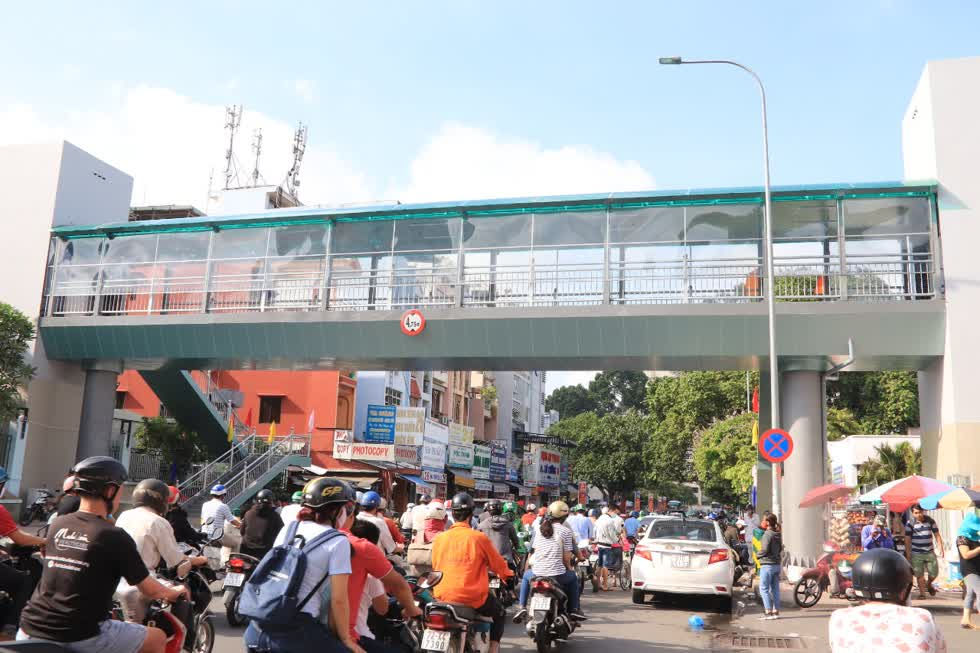 Lưu lượng giao thông đoạn đường Nơ Trang Long trước cổng Bệnh viện Ung bướu khá lớn, giờ cao điểm thường xảy ra tình trạng kẹt xe. Việc xây dựng và đưa vào khai thác cầu bộ hành này là rất cần thiết. Ảnh: Tri Thức 