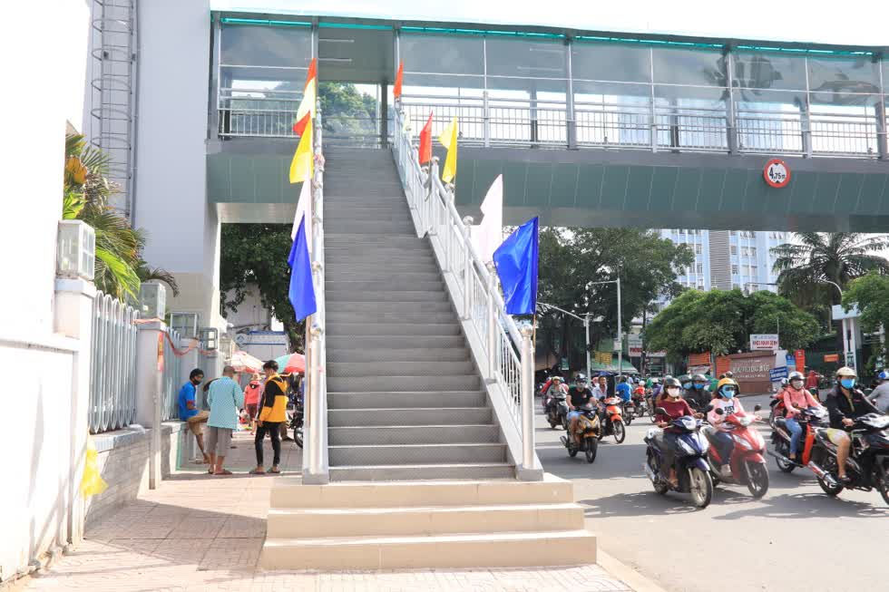 Cầu bộ hành này được khởi công từ tháng 12/2019, cắt băng khánh thành đưa vào hoạt động vào sáng 5/6/2020. Ảnh: Tri Thức
