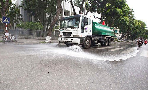 Hà Nội chi tiền tỷ để thực hiện công tác tưới nước rửa đường hạn chế nắng nóng và ô nhiễm.