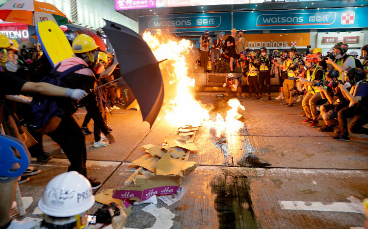 Những đợt biểu tình trước đó tại Hong Kong đã ảnh hưởng nặng nề đến nền kinh tế của quốc gia này. Ảnh: Internet
