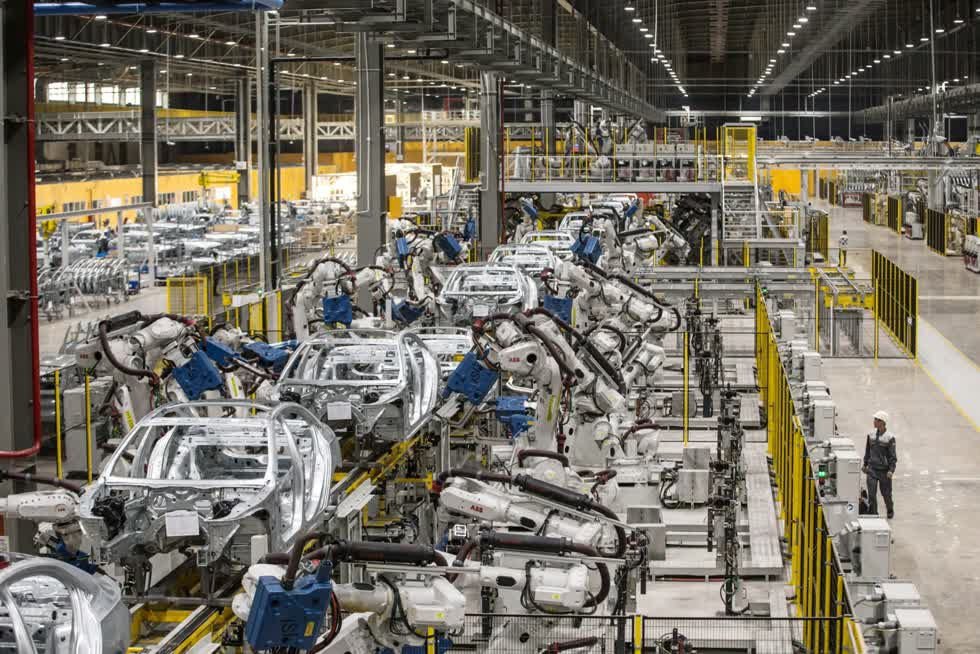 Nhà máy sản xuất ô tô tại Hải Phòng đang có tỉ lệ tự đồng hoá bằng robot rất cao. Ảnh: Bloomberg