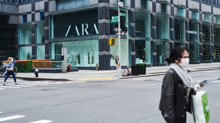   Người đi bộ đi qua trước cửa hàng thời trang Zara, được điều hành bởi Inditex SA, cửa hàng ở khu phố Upper East Side của New York, Ảnh: Getty.  