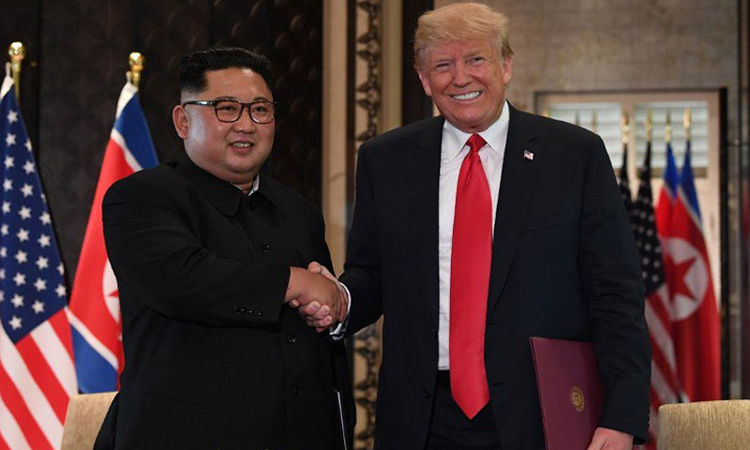 Tổng thống Mỹ Donald Trump (phải) bắt tay Chủ tịch Triều Tiên Kim Jong-un tại hội nghị thượng đỉnh ở Singapore hồi tháng 6/2018. Ảnh: AFP